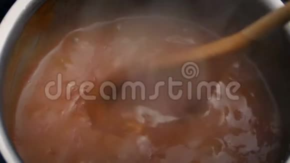 切碎的蔬菜添加到肉汤中视频的预览图