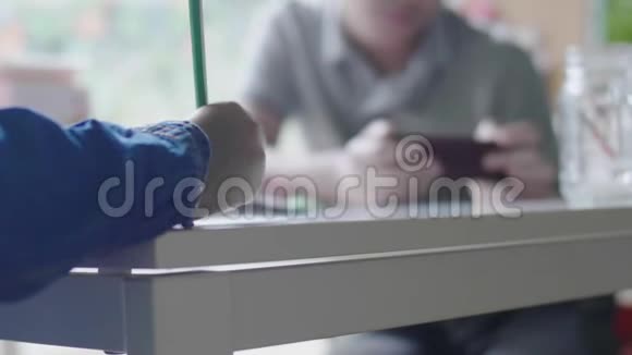 男孩在家里和朋友一起用数码平板电脑学习视频的预览图