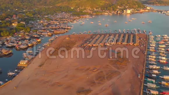 菲律宾布桑加岛Coron码头的旅游船视频的预览图
