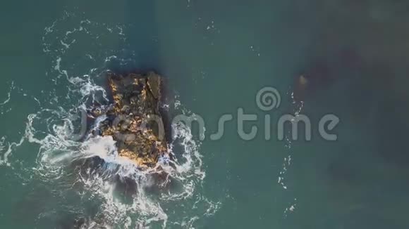 海波的空中拍摄在黑海中冲洗岩石从上面看视频的预览图