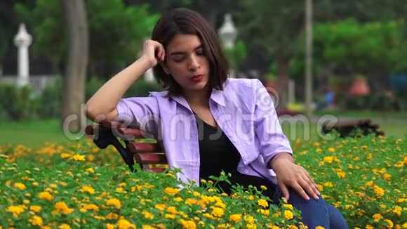 一个不快乐的少女独自坐在公园里视频的预览图
