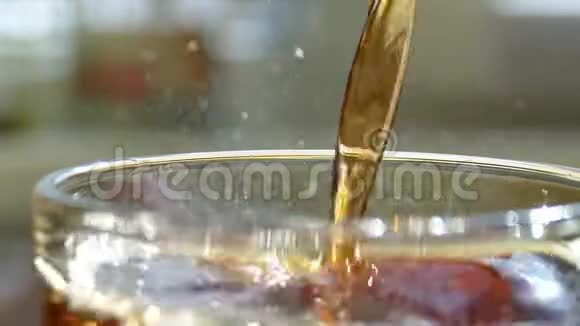 可口可乐倒在玻璃杯里美丽的泡泡在一杯甜饮料中跳跃视频的预览图
