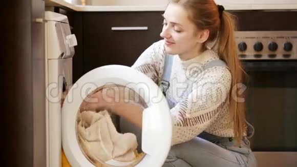 洗衣后看毛巾的讨厌的女孩视频的预览图