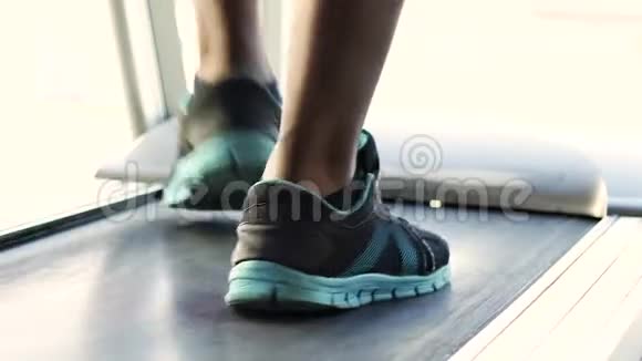 男性在跑步机上缓慢行走身体锻炼后降温健康视频的预览图
