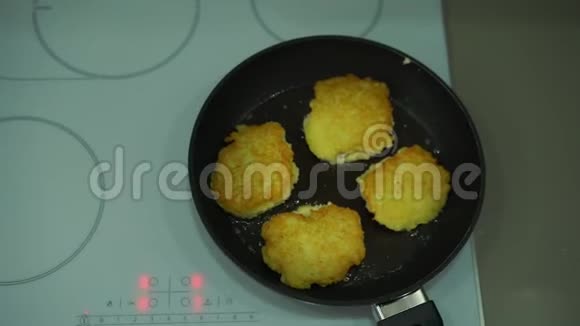现代电炉炒锅上的土豆煎饼视频的预览图
