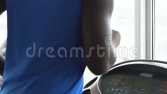 跨国年轻人在健身房跑步机上跑步医疗保健保持健康视频的预览图