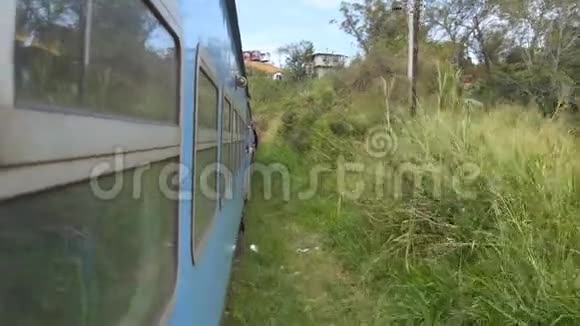 从老蓝列车进入山区黑暗隧道的窗口观看客运铁路视频的预览图