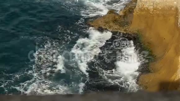 海浪拍打着岩石美丽的那不勒斯城市全景城市景观视频的预览图