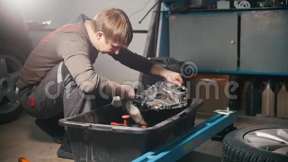 机械师清洁发动机部件擦拭轮廓视图视频的预览图