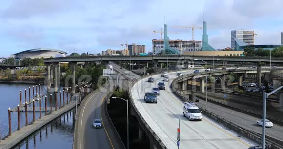 俄勒冈州波特兰市威拉米特河4K高速公路视频的预览图