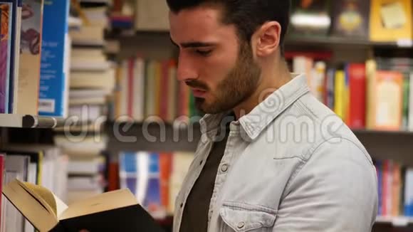 在书店或图书馆翻阅书籍的年轻人视频的预览图