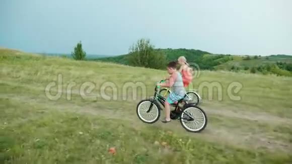 女孩和男孩骑自行车上山玩得很开心最先爬坡的竞争对手视频的预览图