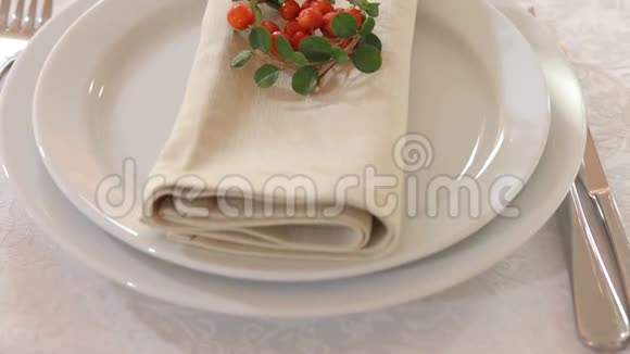 在餐厅里放餐巾纸和罗文浆果视频的预览图