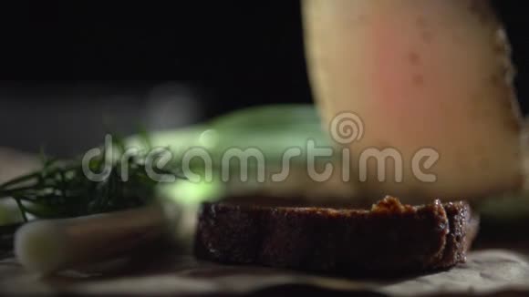 一块脂肪的特写放在一块棕色面包上视频的预览图