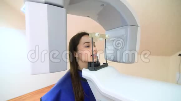 牙科断层扫描的漂亮女孩牙科治疗视频的预览图