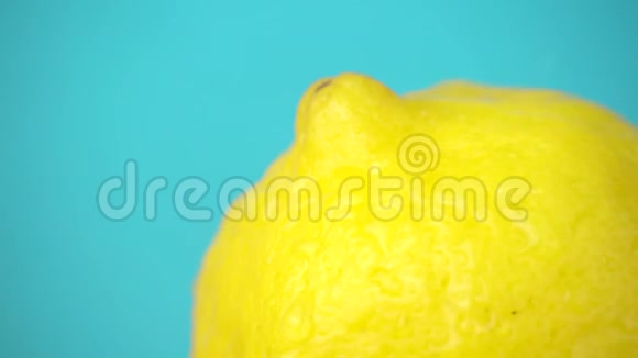 青色背景下的水滴柠檬视频的预览图