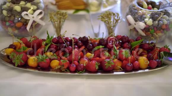 水果和浆果放在盘子里视频的预览图