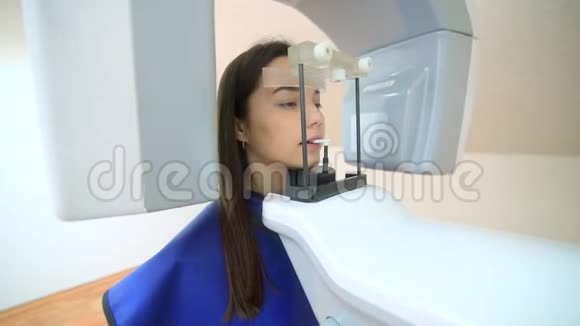 牙科断层扫描的漂亮女孩牙科治疗视频的预览图