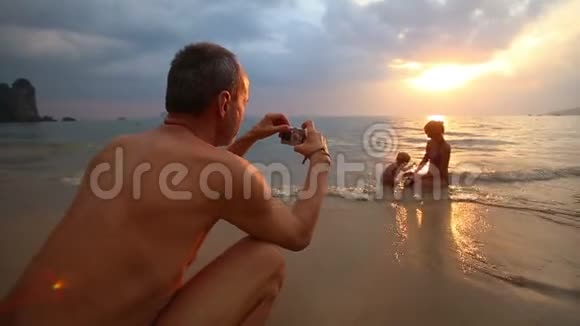 男子图片女孩在日落时扮演母亲视频的预览图