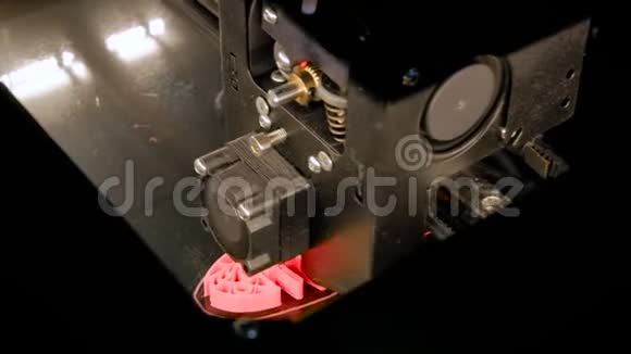 现代3D打印机打印塑料模型粉鱼骨架视频的预览图