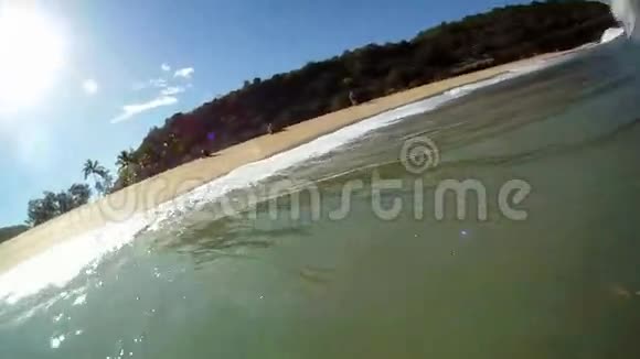 夏威夷的海洋冲浪波穿过相机视频的预览图