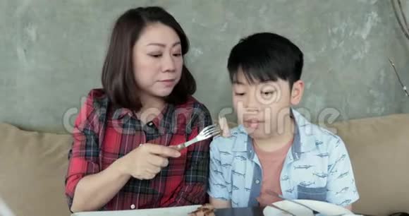 亚洲家庭男孩喜欢和你妈妈一起吃沙拉视频的预览图