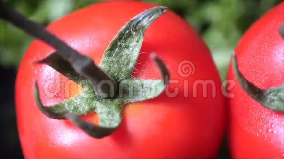 在绿色背景上两个红色的新鲜有机西红柿的特写镜头视频的预览图
