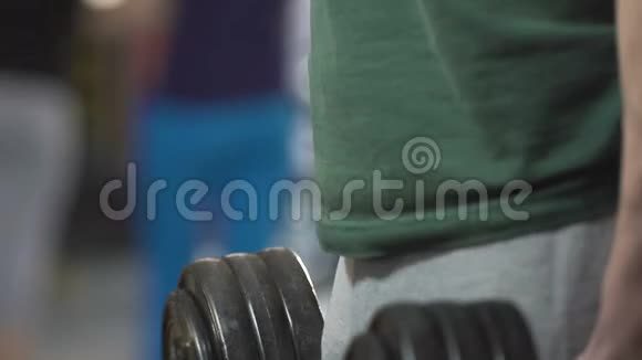 健美运动员用沉重的哑铃锻炼身体交替举起锻炼身体视频的预览图