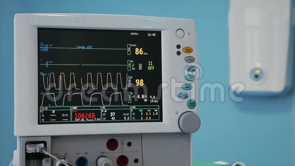 数字心脏监测器读出接近线图形和数字显示的病人被测量视频的预览图