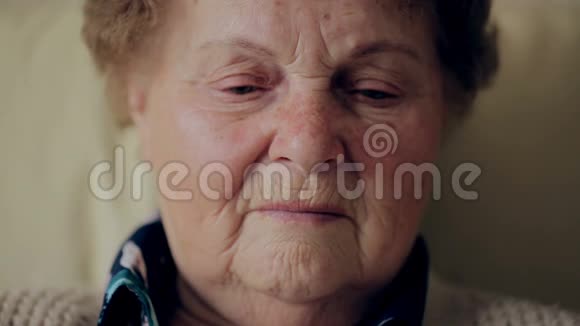 一位疲惫的老年妇女的肖像视频的预览图