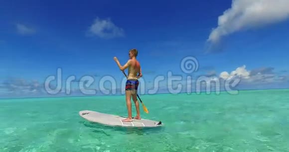 马尔代夫白沙滩2号年轻夫妇男子女子划桨运动阳光明媚的热带天堂岛视频的预览图
