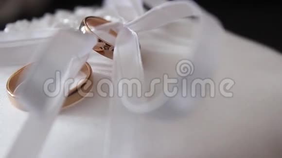 枕头上有结婚戒指视频的预览图