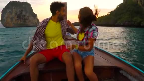 日落波夫长尾船上的情侣年轻男女带着游客在度假时进行混音比赛视频的预览图