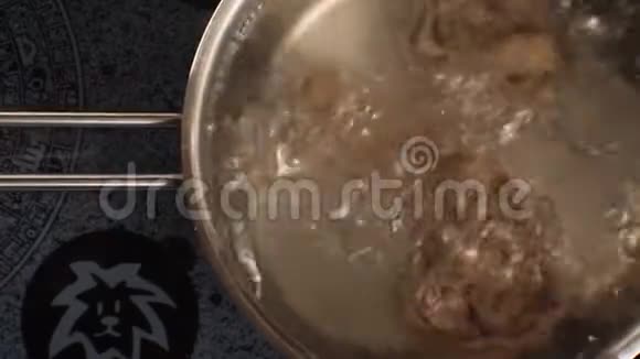 在平底锅里煮意大利面视频视频的预览图