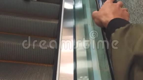 把手放在自动扶梯上去一个更美好的未来地铁手握扶梯扶手人们在前进视频的预览图