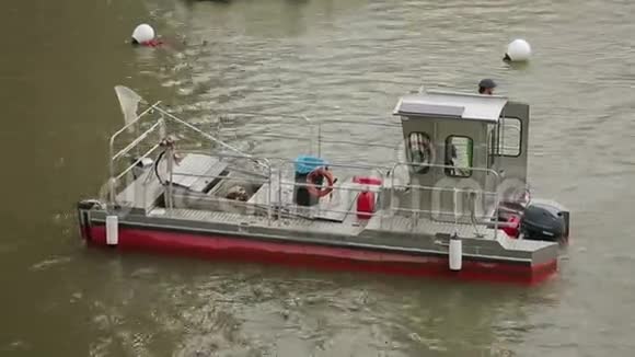 河上漂浮的驳船上面有垃圾桶和铲子网市政服务视频的预览图