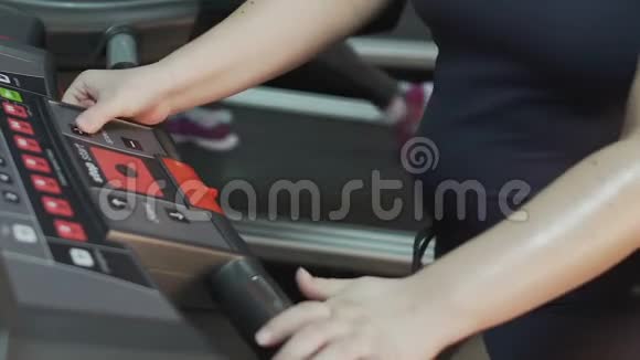 有额外体重增加速度的女孩在跑步机上锻炼锻炼身体视频的预览图