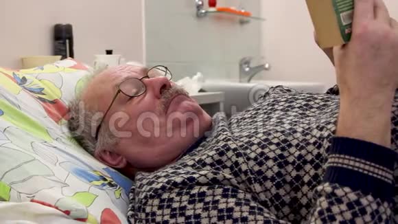 格雷贝尔德加弗尔老人在临终病床上读视频的预览图
