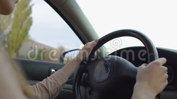 在城里开车的女人女性手转动方向盘交通视频的预览图