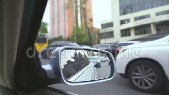 从移动汽车的视野后视镜的倒影城市交通堵塞视频的预览图