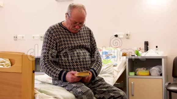老人坐在临终关怀床看书视频的预览图
