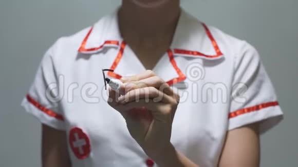 家庭医生女医生在透明屏幕上书写视频的预览图