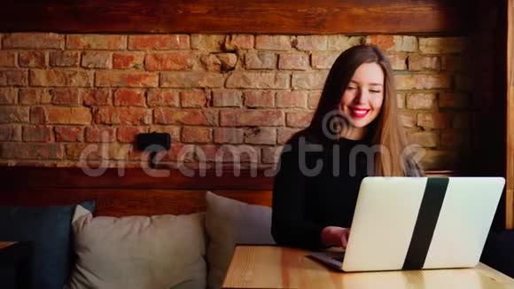 女自由职业者在咖啡馆工作手提电脑竖起大拇指视频的预览图