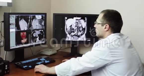 4K三位医生分析电脑上的x射线图表视频的预览图