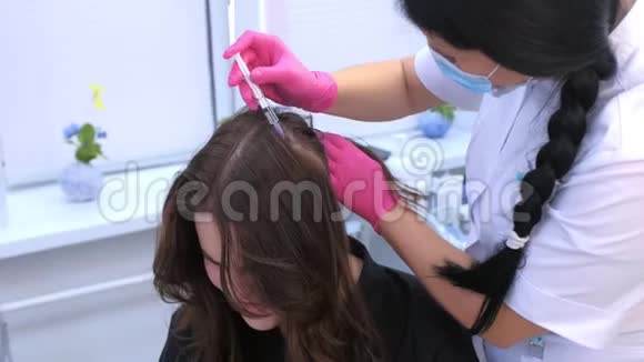 美容师滴虫学家在临床上做针剂治疗女性头皮视频的预览图