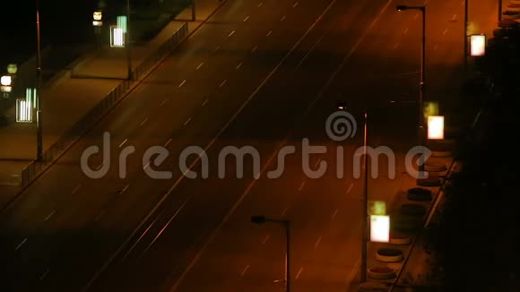 夜晚宽阔的城市街道汽车驶过生机勃勃的大城市时光流逝视频的预览图