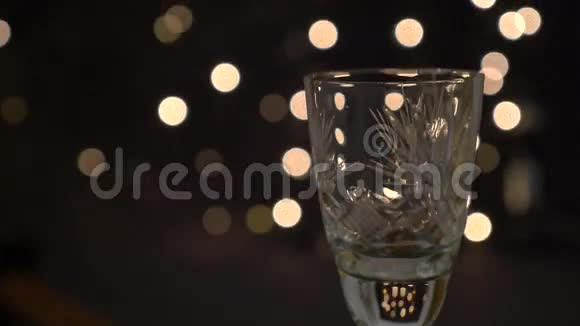 玻璃溢出香槟视频的预览图