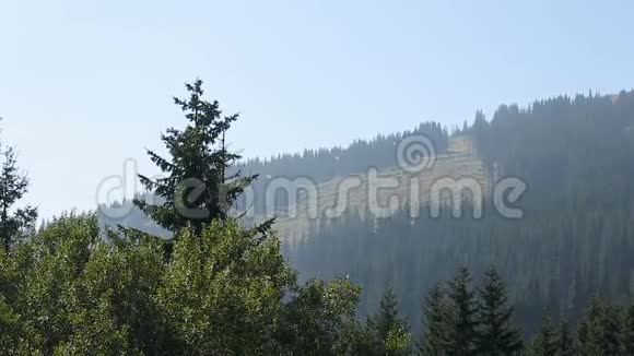 森林和岩石山顶线缆车夏季滑雪胜地视频的预览图