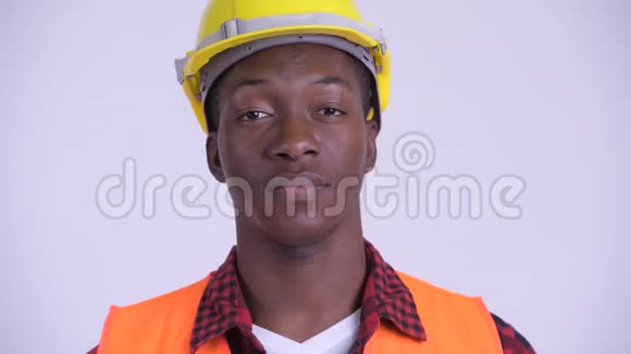 年轻快乐的非洲建筑工人的笑脸视频的预览图