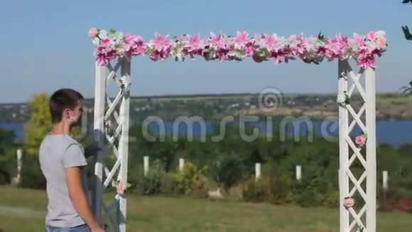 男人纠正婚礼拱门视频的预览图